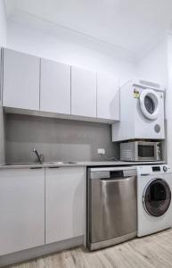 Wishart 1Bed 1Bath Tiny, Quiet House w Parking M15