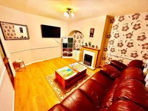 Spacious 3 BEDROOM HOUSE - 2 mins Walk from Dagenham Heathway Station-FREE PARKING -CLOSE BY AMENETIES - Dagenham