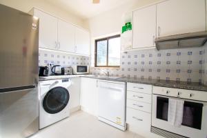 99B Hibiscus - Spacious 2-Bedroom Apartment with Pool Views