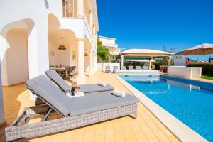 Casa Filipa Lower Floor - Charming 3-Bedroom Villa with Heated Pool