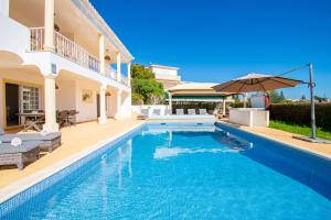 Casa Filipa Lower Floor - Charming 3-Bedroom Villa with Heated Pool