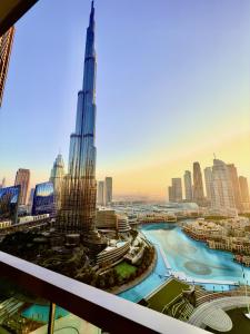 Full Burj Khalifa and Fountains Views