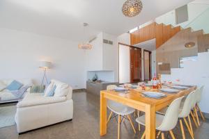 Casa Madeira - Spacious 4-Bedroom Villa with Private Pool