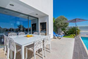 Casa Madeira - Spacious 4-Bedroom Villa with Private Pool