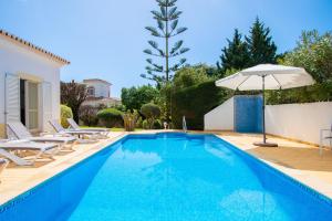 Villa La Pausa - Serene 3-Bedroom Retreat with Heated Pool