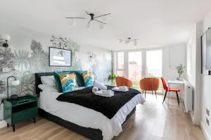 Seaview Symphony Opulent 4BR Haven for Big Groups