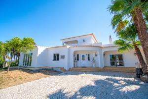 Yoba Horse Farm - Charming 3-Bedroom Farmhouse