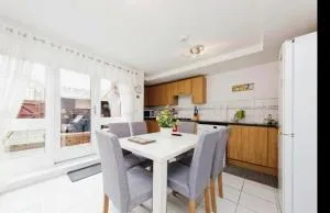 Beautiful Family Town Home With Private Parking - Sturry