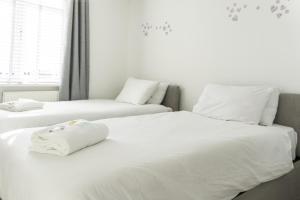 3 BDR House By Caledonia Luxe Stays Short Lets & Serviced Accommodation Airdrie