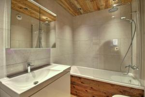 ARC 1950 - Appartement 8 personnes Duplex Cheminée - ski aux pieds - Sauna, Hammam, Jacuzzi, Piscine