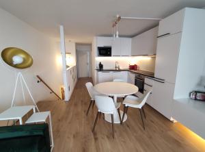 2-Zimmer Wohnung, Pools, Sauna und Balkon