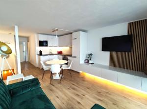 2-Zimmer Wohnung, Pools, Sauna und Balkon