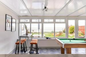 Seaview Symphony Opulent 4BR Haven for Big Groups