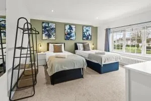 Inspira Stays - Stunning Large Modern House - 3-Car Driveway - PS4 & Table Football - Huge Kitchen - Enderby