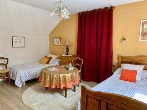 B&B / Chambres d'hotes Chambres d-hotes restauration XVIIIe avec WiFi, au coeur des Chateaux de la Loire - FR-1-590-331 : Chambre Familiale