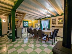Maisons de vacances Chalet cosy avec spa et sauna, animaux admis - FR-1-589-673 : photos des chambres