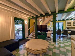 Maisons de vacances Chalet cosy avec spa et sauna, animaux admis - FR-1-589-673 : photos des chambres