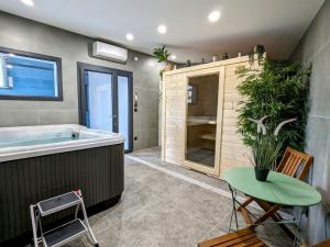 Maisons de vacances Chalet cosy avec sauna et spa dans le Massif des Vosges - FR-1-589-672 : photos des chambres