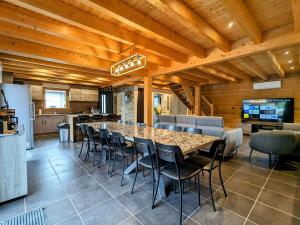 Maisons de vacances Chalet cosy avec sauna et spa dans le Massif des Vosges - FR-1-589-672 : photos des chambres