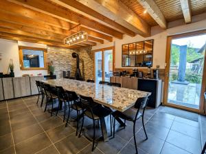 Maisons de vacances Chalet cosy avec sauna et spa dans le Massif des Vosges - FR-1-589-672 : photos des chambres