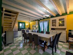 Maisons de vacances Chalet cosy avec spa et sauna, animaux admis - FR-1-589-673 : photos des chambres