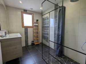Maisons de vacances Chalet cosy avec sauna et spa dans le Massif des Vosges - FR-1-589-672 : photos des chambres