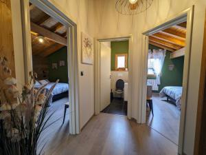 Maisons de vacances Chalet cosy avec sauna et spa dans le Massif des Vosges - FR-1-589-672 : photos des chambres