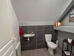 Maisons de vacances Charme Authentique en Berry, 11 Pers., Jardin et Wifi - FR-1-591-630 : photos des chambres