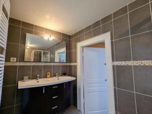 Maisons de vacances Pavillon de chasse 19eme, 2 chambres, jardin, proche GR46, WiFi - FR-1-591-626 : photos des chambres