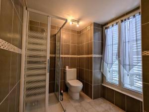 Maisons de vacances Pavillon de chasse 19eme, 2 chambres, jardin, proche GR46, WiFi - FR-1-591-626 : photos des chambres