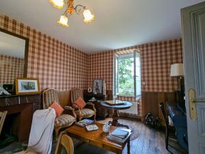 Maisons de vacances Pavillon de chasse 19eme, 2 chambres, jardin, proche GR46, WiFi - FR-1-591-626 : photos des chambres