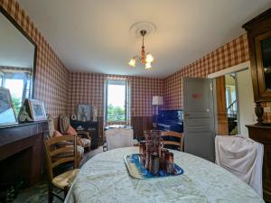 Maisons de vacances Pavillon de chasse 19eme, 2 chambres, jardin, proche GR46, WiFi - FR-1-591-626 : photos des chambres