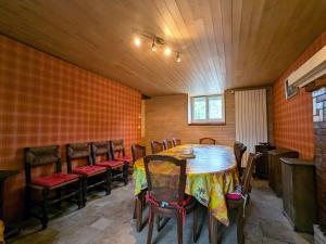 Maisons de vacances Pavillon de chasse 19eme, 2 chambres, jardin, proche GR46, WiFi - FR-1-591-626 : photos des chambres