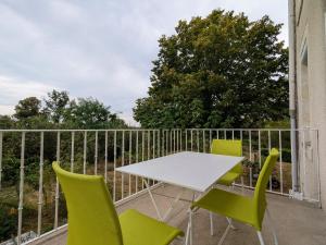 Maisons de vacances Pavillon de chasse 19eme, 2 chambres, jardin, proche GR46, WiFi - FR-1-591-626 : photos des chambres