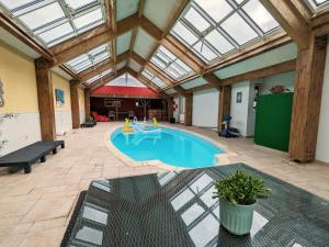 Maisons de vacances Sejour en Berry avec piscine interieure chauffee - FR-1-591-632 : photos des chambres