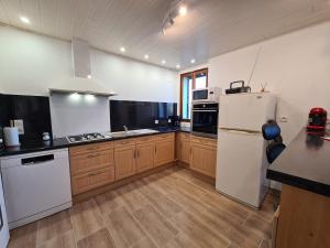 Maisons de vacances Gite familial avec piscine partagee, terrasse et WiFi - FR-1-591-635 : photos des chambres