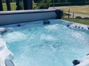 Maisons de vacances Maison spacieuse avec spa, animaux acceptes, pres d-Epinal - FR-1-589-680 : photos des chambres
