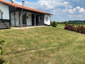 Maisons de vacances Maison spacieuse avec spa, animaux acceptes, pres d-Epinal - FR-1-589-680 : photos des chambres