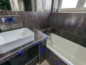 Maisons de vacances Maison spacieuse avec spa, animaux acceptes, pres d-Epinal - FR-1-589-680 : photos des chambres