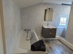 Maisons de vacances Maison spacieuse avec jardin prive et WIFI, proche Epinal - FR-1-589-681 : photos des chambres