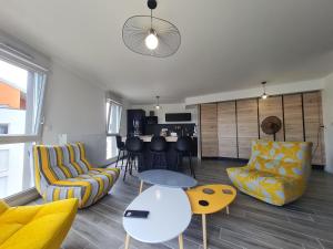 Appartement contemporain 3 chambres avec vue sur canal, parking et internet à Nancy - FR-1-584-343