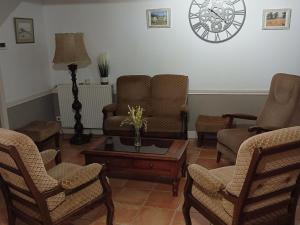 Maisons de vacances Maison medievale en Berry avec cour privative et tout inclus - FR-1-591-643 : photos des chambres