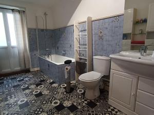 Maisons de vacances Maison medievale en Berry avec cour privative et tout inclus - FR-1-591-643 : photos des chambres