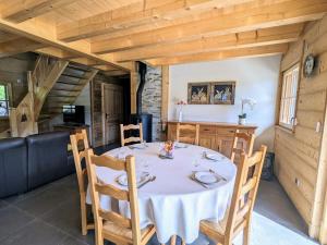 Maisons de vacances Chalet au coeur des Vosges avec sauna, terrasse et connexion WIFI - FR-1-589-692 : photos des chambres