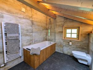 Maisons de vacances Chalet au coeur des Vosges avec sauna, terrasse et connexion WIFI - FR-1-589-692 : photos des chambres