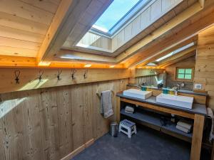 Maisons de vacances Chalet au coeur des Vosges avec sauna, terrasse et connexion WIFI - FR-1-589-692 : photos des chambres