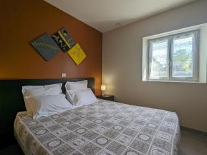 Maisons de vacances Maison spacieuse et contemporaine avec parking, velos et baby-foot en Berry - FR-1-591-649 : photos des chambres