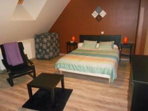 Maisons de vacances Maison spacieuse et contemporaine avec parking, velos et baby-foot en Berry - FR-1-591-649 : photos des chambres