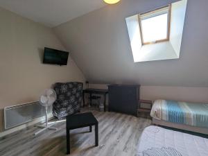 Maisons de vacances Maison spacieuse et contemporaine avec parking, velos et baby-foot en Berry - FR-1-591-649 : photos des chambres