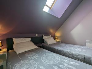 Maisons de vacances Maison spacieuse et contemporaine avec parking, velos et baby-foot en Berry - FR-1-591-649 : photos des chambres